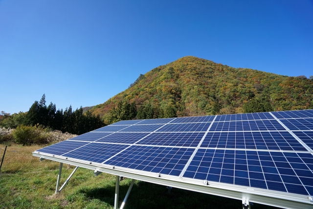 山のふもとに設置された太陽光発電パネル