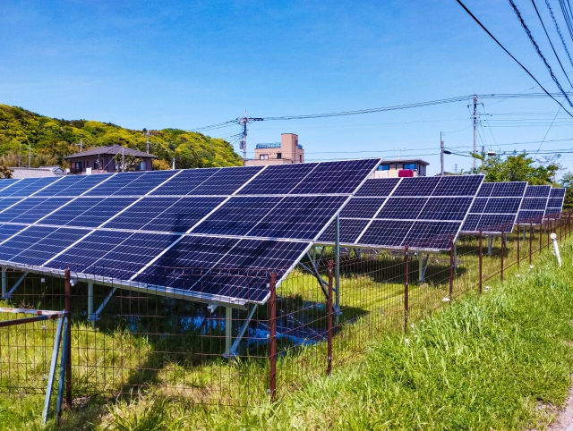 住宅地に設置されたフェンス付きの太陽光発電パネル