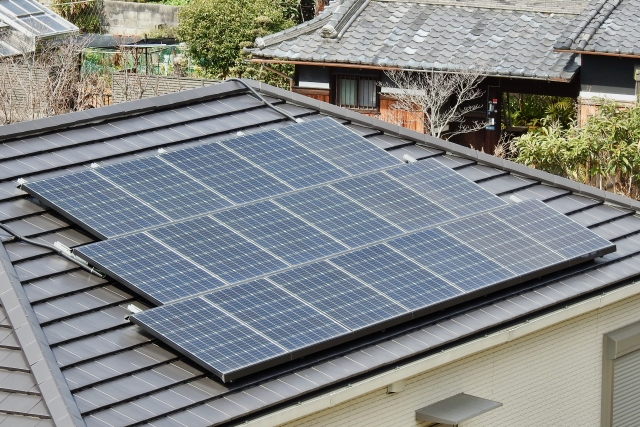住宅の屋根に設置された太陽光パネル