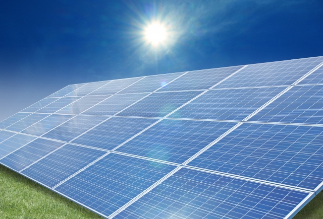 太陽の光を受けて発電するソーラーパネル
