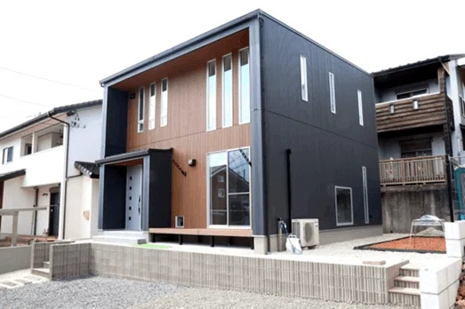 黒と木目を基調としたモダンなデザインの新築住宅
