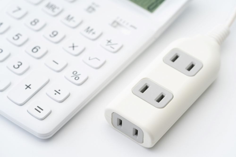電卓と電源プラグ