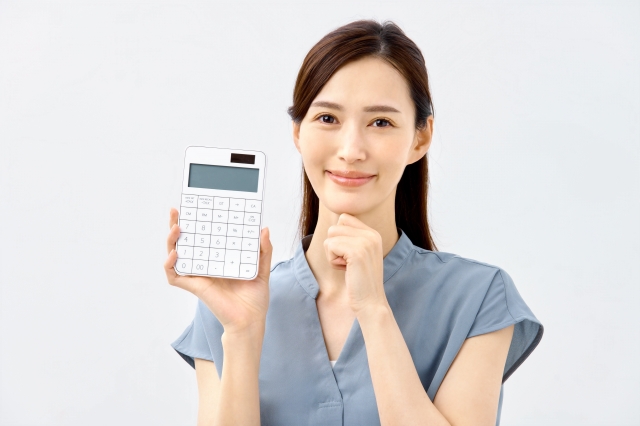 電卓を持った女性