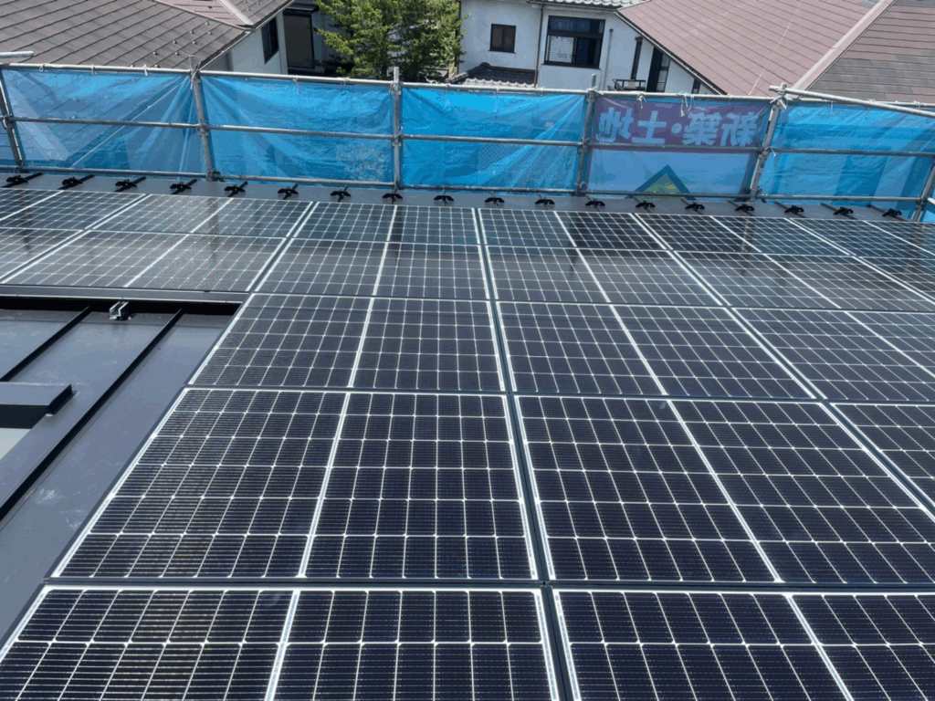 住宅屋根に設置された太陽光パネルの様子
