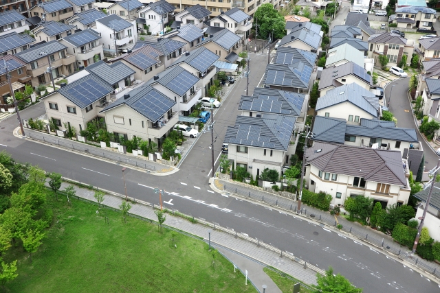 住宅街の上空からの風景、各戸の屋根に太陽光発電パネルが設置されている様子