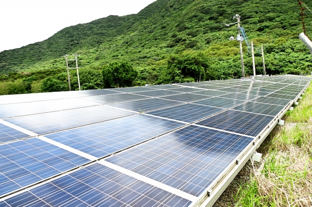 山間部に設置された太陽光発電パネルの風景