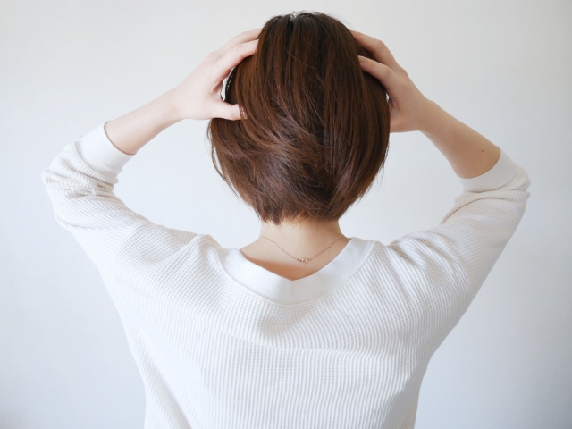 悩む女性