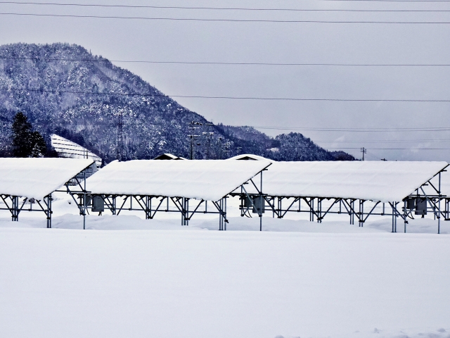 降雪時の太陽光発電所